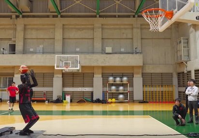 Созданный инженерами Toyota робот научился играть в баскетбол