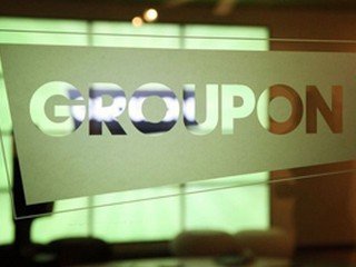 Groupon reduces losses, but still runs below the market