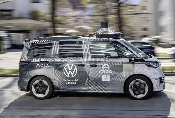 Глава Volkswagen лично прокатился на робомобиле ID.Buzz по Мюнхену