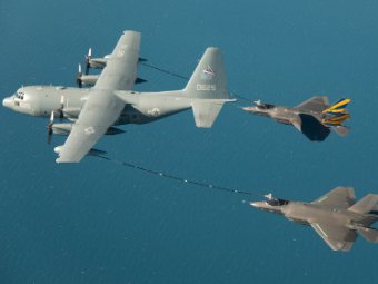 Истребители F-35C ВВС США впервые выполнили парную дозаправку Истребители F-35C ВВС США впервые выполнили парную дозаправку