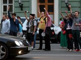 Бывший новосибирский чиновник провел "микроперформанс" - прогулялся в футболке "Брат Навального"