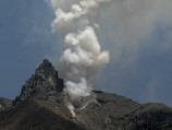В Индонезии тысячи человек эвакуированы из-за извержения вулкана Синабунг