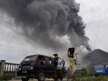 В Индонезии тысячи человек эвакуированы из-за извержения вулкана Синабунг