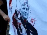 Члены "Другой России" атаковали в Лондоне посольство Голландии и вымазали "кровью" портрет короля Нидерландов (ВИДЕО) Члены "Другой России" атаковали в Лондоне посольство Голландии и вымазали "кровью" портрет короля Нидерландов (ВИДЕО)