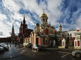 Гвинеец забрался на крышу собора на Красной площади и кричал "Аллах Акбар". Его отправили лечиться Гвинеец забрался на крышу собора на Красной площади и кричал "Аллах Акбар". Его отправили лечиться
