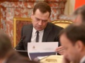 Медведев предлагает отдать регионам опрос о введении социальных норм