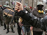 Киевских милиционеров у входа в мэрию избили неизвестные в масках
